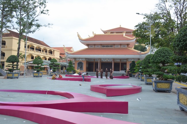 Công tác chuẩn bị đại lễ hoa đăng kỷ niệm đức Phật A-di-đà (Phần 2)