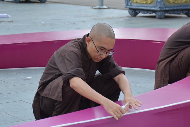 Công tác chuẩn bị đại lễ hoa đăng kỷ niệm đức Phật A-di-đà (Phần 2)