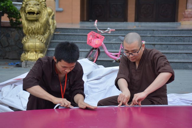 Công tác chuẩn bị đại lễ hoa đăng kỷ niệm đức Phật A-di-đà (Phần 2)