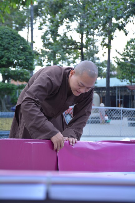 Công tác chuẩn bị đại lễ hoa đăng kỷ niệm đức Phật A-di-đà (Phần 2)