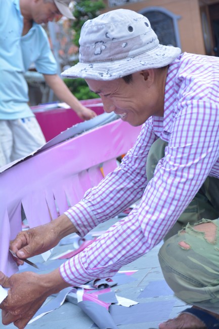 Công tác chuẩn bị đại lễ hoa đăng kỷ niệm đức Phật A-di-đà (Phần 2)