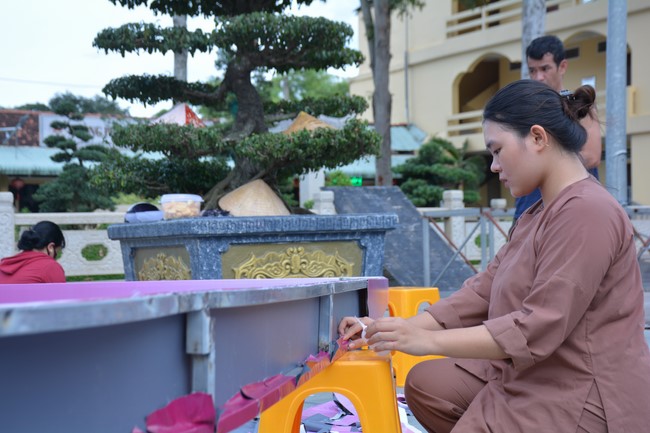 Công tác chuẩn bị đại lễ hoa đăng kỷ niệm đức Phật A-di-đà (Phần 2)