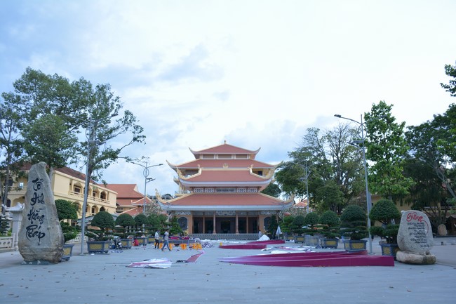 Công tác chuẩn bị đại lễ hoa đăng kỷ niệm đức Phật A-di-đà (Phần 2)