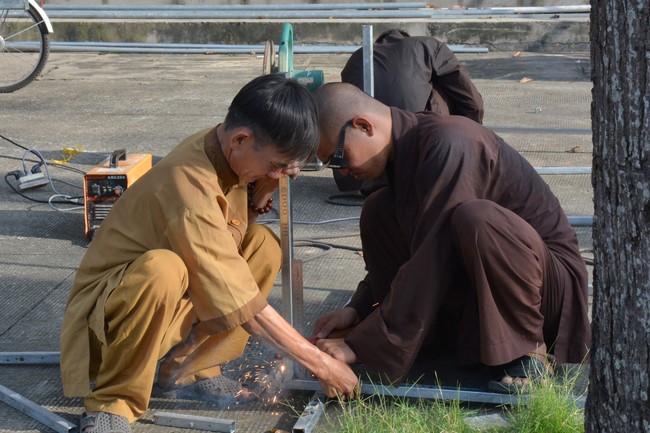 Công tác chuẩn bị đại lễ hoa đăng kỷ niệm đức Phật A-di-đà (Phần 2)