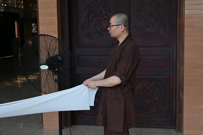 Công tác chuẩn bị đại lễ hoa đăng kỷ niệm đức Phật A-di-đà (Phần 2)