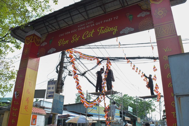 Công tác chuẩn bị đại lễ hoa đăng kỷ niệm đức Phật A-di-đà (Phần 2)