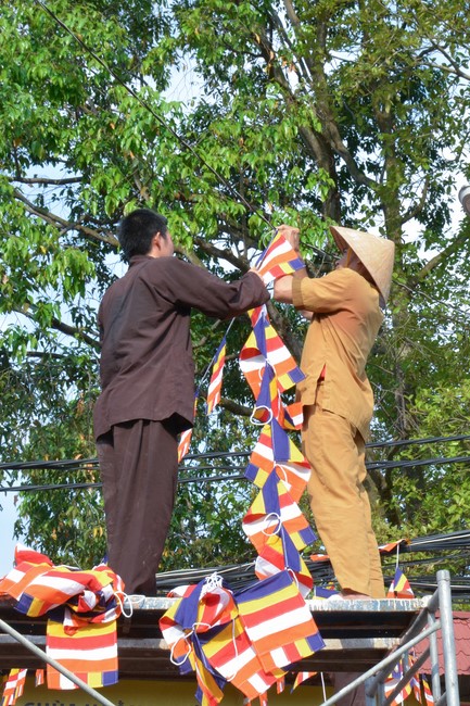 Công tác chuẩn bị đại lễ hoa đăng kỷ niệm đức Phật A-di-đà (Phần 2)