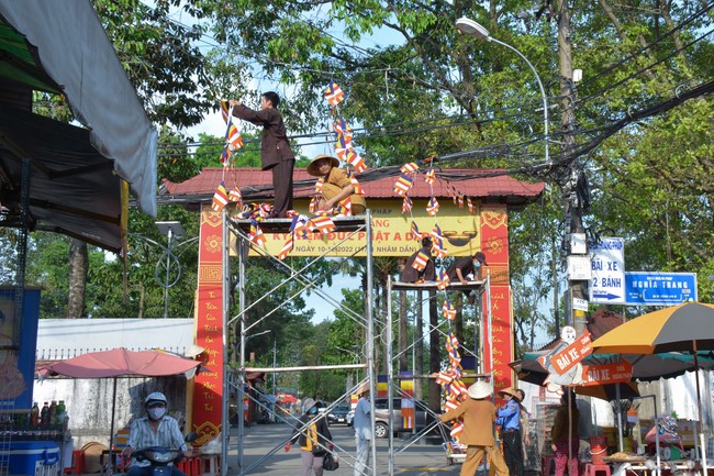 Công tác chuẩn bị đại lễ hoa đăng kỷ niệm đức Phật A-di-đà (Phần 2)