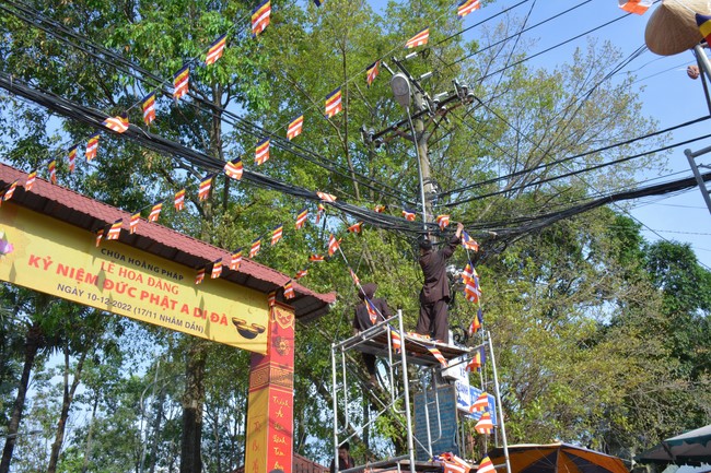 Công tác chuẩn bị đại lễ hoa đăng kỷ niệm đức Phật A-di-đà (Phần 2)