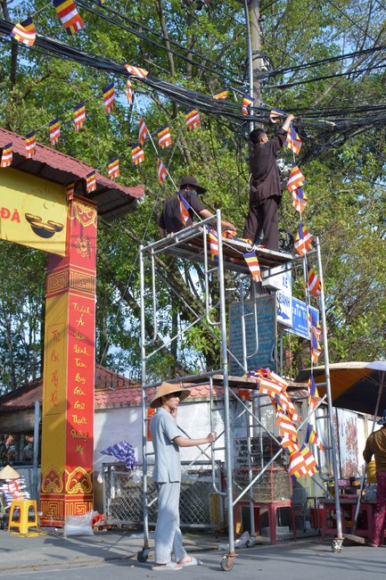 Công tác chuẩn bị đại lễ hoa đăng kỷ niệm đức Phật A-di-đà (Phần 2)