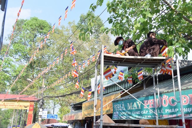 Công tác chuẩn bị đại lễ hoa đăng kỷ niệm đức Phật A-di-đà (Phần 2)