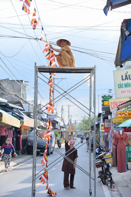 Công tác chuẩn bị đại lễ hoa đăng kỷ niệm đức Phật A-di-đà (Phần 2)