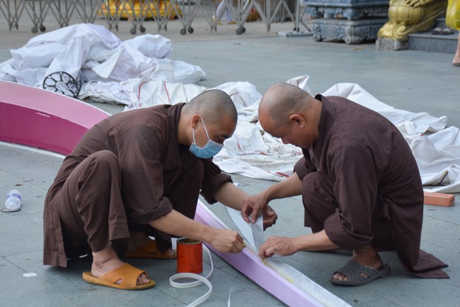 Công tác chuẩn bị đại lễ hoa đăng kỷ niệm đức Phật A-di-đà (Phần 2)