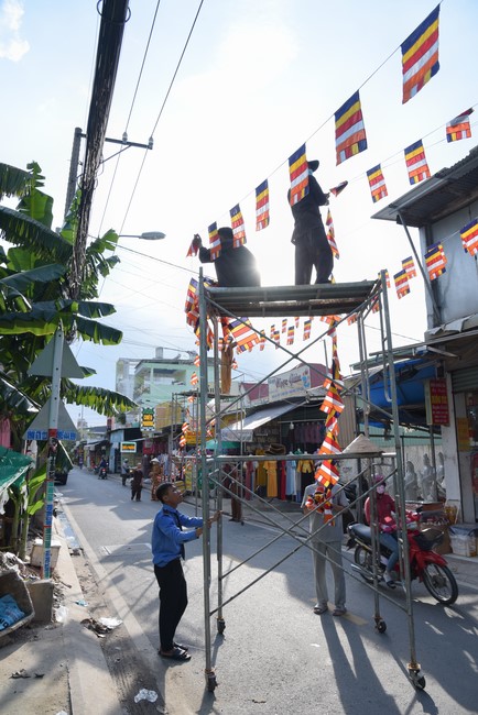 Công tác chuẩn bị đại lễ hoa đăng kỷ niệm đức Phật A-di-đà (Phần 2)