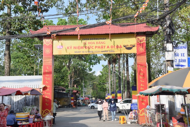 Công tác chuẩn bị đại lễ hoa đăng kỷ niệm đức Phật A-di-đà (Phần 2)