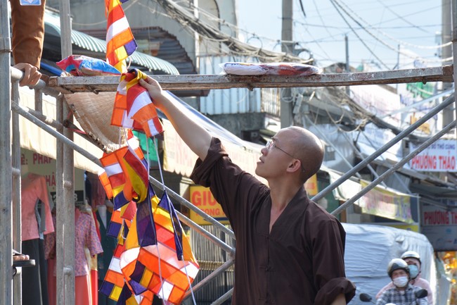 Công tác chuẩn bị đại lễ hoa đăng kỷ niệm đức Phật A-di-đà (Phần 2)