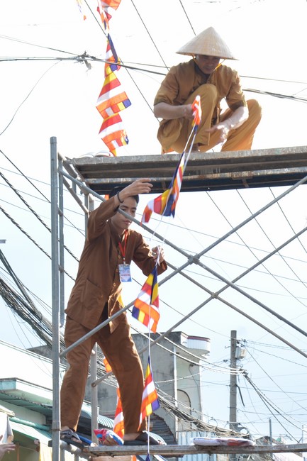 Công tác chuẩn bị đại lễ hoa đăng kỷ niệm đức Phật A-di-đà (Phần 2)