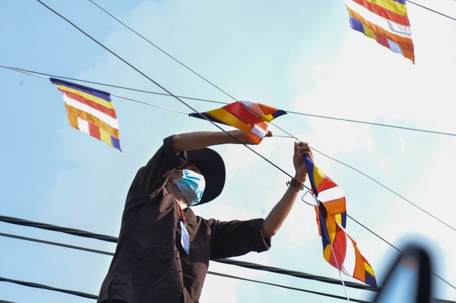 Công tác chuẩn bị đại lễ hoa đăng kỷ niệm đức Phật A-di-đà (Phần 2)