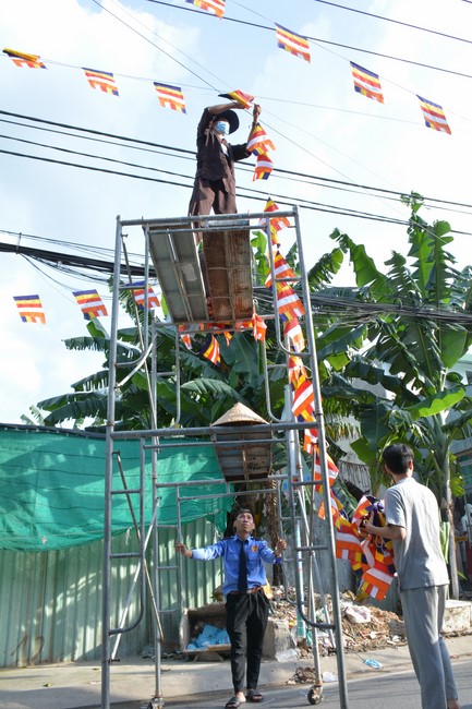 Công tác chuẩn bị đại lễ hoa đăng kỷ niệm đức Phật A-di-đà (Phần 2)