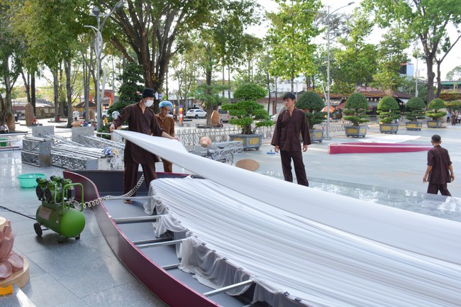 Công tác chuẩn bị đại lễ hoa đăng kỷ niệm đức Phật A-di-đà (Phần 2)