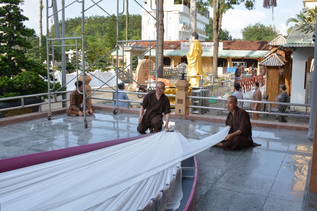 Công tác chuẩn bị đại lễ hoa đăng kỷ niệm đức Phật A-di-đà (Phần 2)