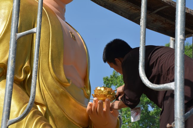 Công tác chuẩn bị đại lễ hoa đăng kỷ niệm đức Phật A-di-đà (Phần 2)