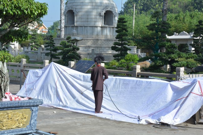 Công tác chuẩn bị đại lễ hoa đăng kỷ niệm đức Phật A-di-đà (Phần 2)