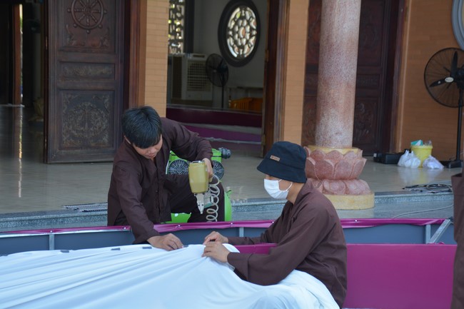 Công tác chuẩn bị đại lễ hoa đăng kỷ niệm đức Phật A-di-đà (Phần 2)