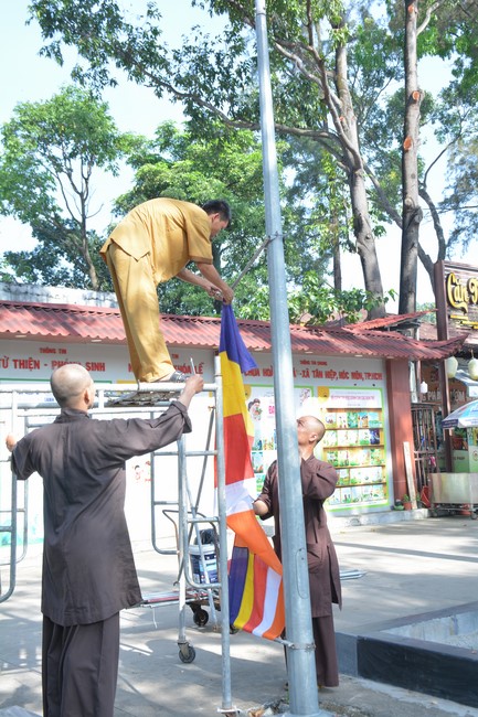 Công tác chuẩn bị đại lễ hoa đăng kỷ niệm đức Phật A-di-đà (Phần 2)