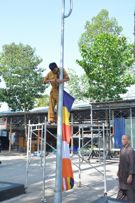 Công tác chuẩn bị đại lễ hoa đăng kỷ niệm đức Phật A-di-đà (Phần 2)