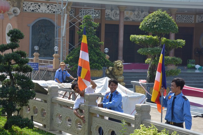 Công tác chuẩn bị đại lễ hoa đăng kỷ niệm đức Phật A-di-đà (Phần 2)