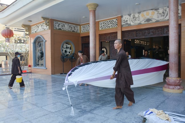 Công tác chuẩn bị đại lễ hoa đăng kỷ niệm đức Phật A-di-đà (Phần 2)