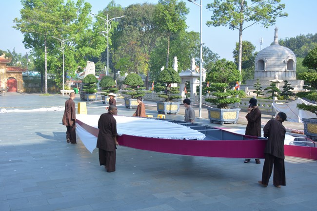 Công tác chuẩn bị đại lễ hoa đăng kỷ niệm đức Phật A-di-đà (Phần 2)