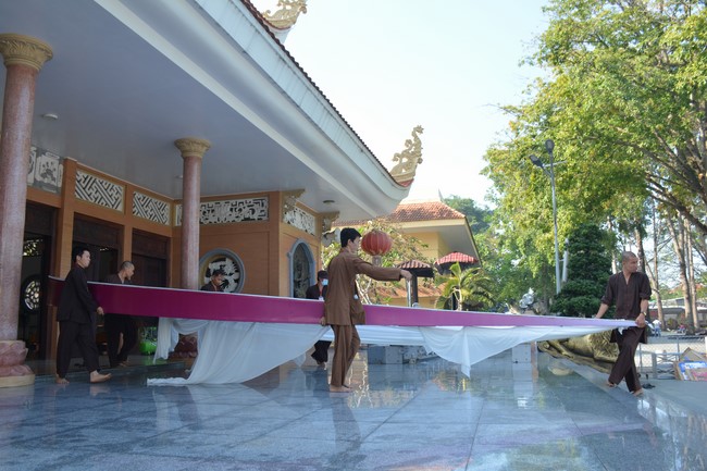 Công tác chuẩn bị đại lễ hoa đăng kỷ niệm đức Phật A-di-đà (Phần 2)