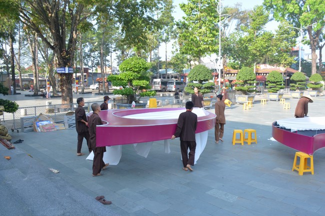 Công tác chuẩn bị đại lễ hoa đăng kỷ niệm đức Phật A-di-đà (Phần 2)