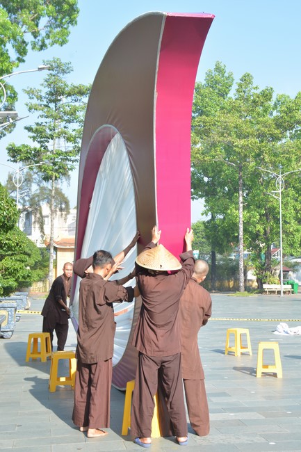 Công tác chuẩn bị đại lễ hoa đăng kỷ niệm đức Phật A-di-đà (Phần 2)