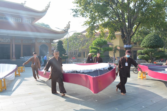 Công tác chuẩn bị đại lễ hoa đăng kỷ niệm đức Phật A-di-đà (Phần 2)