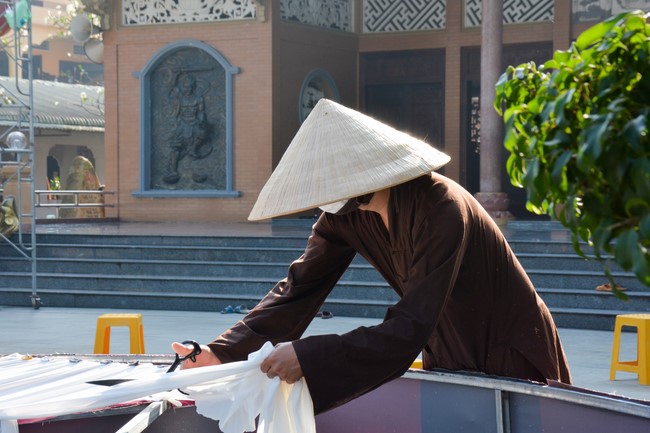 Công tác chuẩn bị đại lễ hoa đăng kỷ niệm đức Phật A-di-đà (Phần 2)