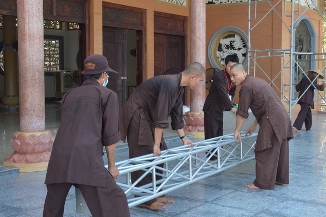 Công tác chuẩn bị đại lễ hoa đăng kỷ niệm đức Phật A-di-đà (Phần 2)