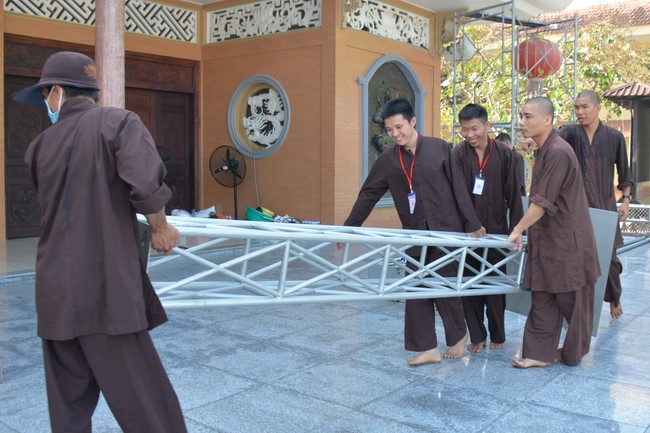 Công tác chuẩn bị đại lễ hoa đăng kỷ niệm đức Phật A-di-đà (Phần 2)