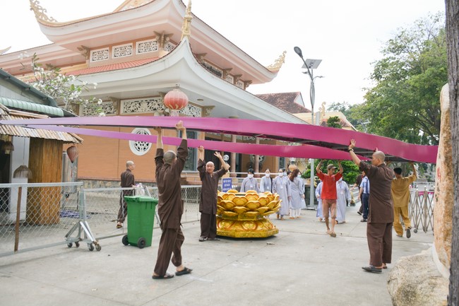 Công tác chuẩn bị đại lễ hoa đăng kỷ niệm đức Phật A-di-đà (Phần 2)