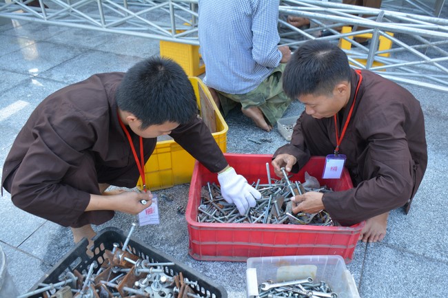 Công tác chuẩn bị đại lễ hoa đăng kỷ niệm đức Phật A-di-đà (Phần 2)