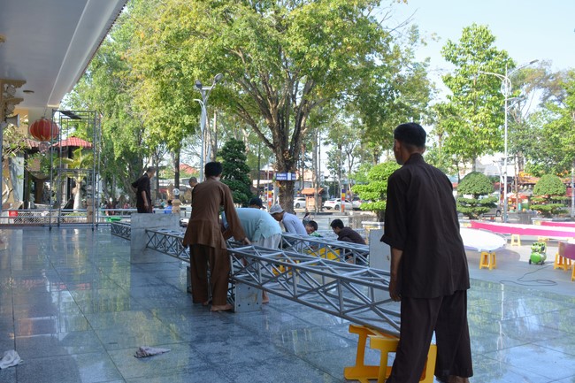 Công tác chuẩn bị đại lễ hoa đăng kỷ niệm đức Phật A-di-đà (Phần 2)