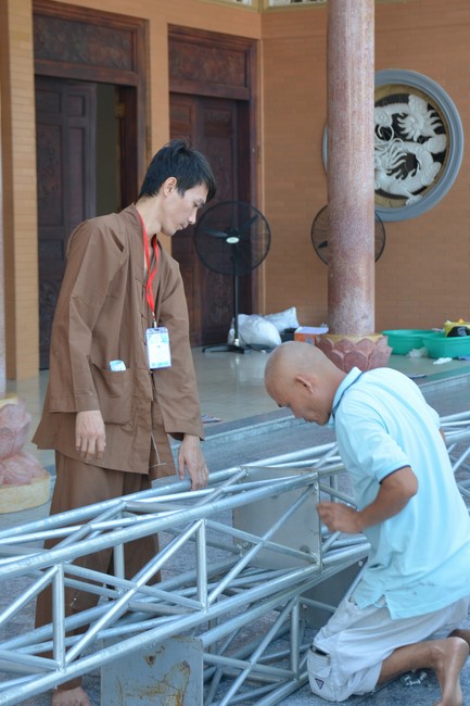 Công tác chuẩn bị đại lễ hoa đăng kỷ niệm đức Phật A-di-đà (Phần 2)