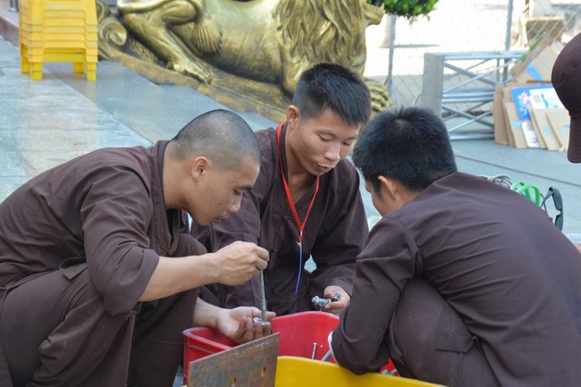 Công tác chuẩn bị đại lễ hoa đăng kỷ niệm đức Phật A-di-đà (Phần 2)