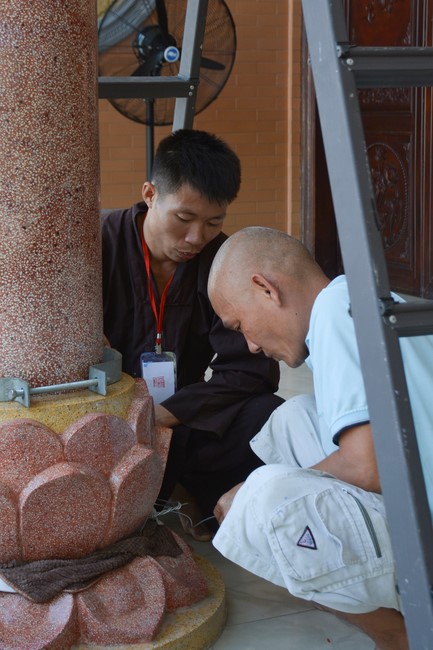 Công tác chuẩn bị đại lễ hoa đăng kỷ niệm đức Phật A-di-đà (Phần 2)