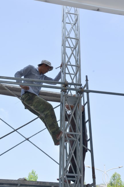 Công tác chuẩn bị đại lễ hoa đăng kỷ niệm đức Phật A-di-đà (Phần 2)