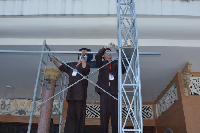 Công tác chuẩn bị đại lễ hoa đăng kỷ niệm đức Phật A-di-đà (Phần 2)