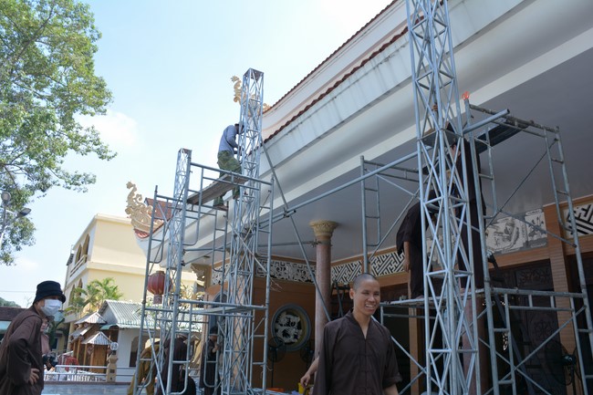 Công tác chuẩn bị đại lễ hoa đăng kỷ niệm đức Phật A-di-đà (Phần 2)