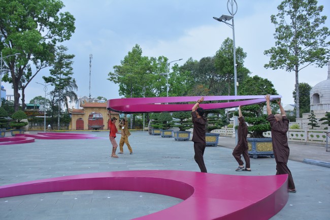 Công tác chuẩn bị đại lễ hoa đăng kỷ niệm đức Phật A-di-đà (Phần 2)